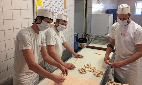 Mundschutz für Bäckermeister Axel Schneider und die Bäcker Bernhard Aigner und Daniel Platschka. Beim Elsassbäcker arbeiten die Mitarbeiter in der Produktion mit speziell angefertigtem Mundschutz. Von einer grundsätzlichen Vorschrift hält Chef Toni Jung dagegen nichts. Damit steht er nicht allein. Foto  Privat