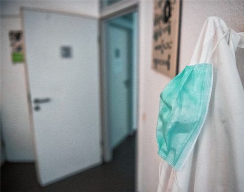 Mundschutz wird nicht nur für medizinisches Personal in der Corona-Krise ein wichtiger Teil des Alltags. Die Leser des OVB beschäftigen insbesondere die gesellschaftlichen Folgen der Pandemie.Foto dpa