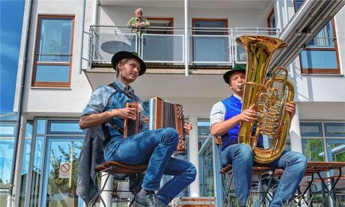 Musikalischer Gruß in Zeiten der Corona-Pandemie an die Senioren des Aschauer Pflegeheims Priental – und ein Dank an die Pflegekräfte für ihre aufopferungsvolle Arbeit. Hier Maximilian Binder (links) und Sepp Schlemer jun.Foto H. Reiter