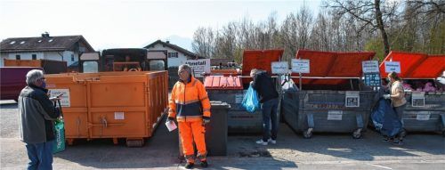 Nach einem Massenansturm vergangenen Samstag reglementiert der Raublinger Wertstoffhof jetzt die Zahl der Menschen, die gleichzeitig Zutritt haben und nimmt weder Sperrmüll noch Bau- beziehungsweise Renoviermaterialien an. Foto Ruprecht
