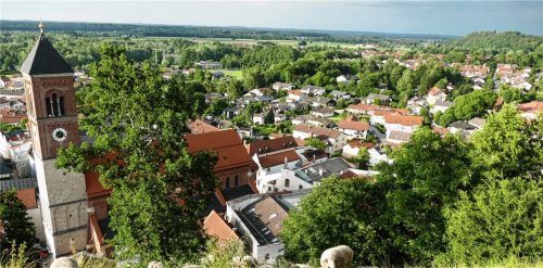 Wochenlang durften keine Gottesdienste gefeiert werden, nach der Lockerung reagieren die Gläubigen allerdings verhalten. Die wenigen verfügbaren Plätze, wie hier in der Pfarrkirche St. Bartholomäus in Kraiburg, sind nur zur Hälfte gefüllt. Foto BAchmaier