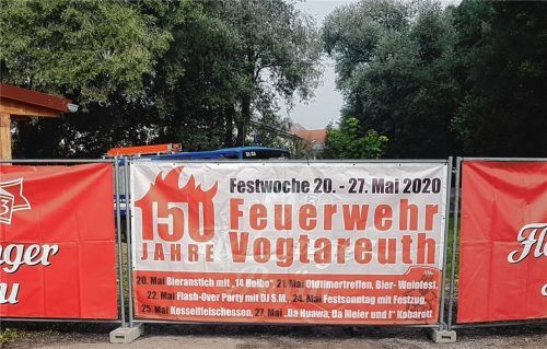 Nur noch Absperrung: Das Bauzaunbanner der Vogtareuther Feuerwehr hat sich überholt, das Fest ist verschoben.