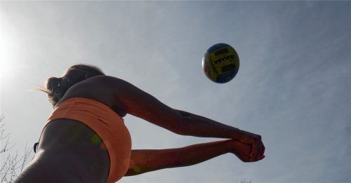 Ob demnächst ein Beachvolleyballplatz in Albaching eingerichtet wird, bleibt vorerst im Dunkeln. Der Gemeinderat hat das Thema zunächst vertagt.Foto  dpa