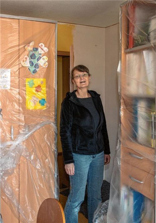 Papiere abarbeiten und renovieren: Im Montessori-Kindergarten ist, wie Claudia Bühler zeigt, gerade das Büro dran. Fotos Thomae