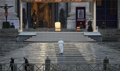 Papst Franziskus auf dem wegen der Corona-Pandemie menschenleeren Petersplatz. Der Pontifex spendete der Welt den Segen„Urbi et orbi“.Foto Dpa