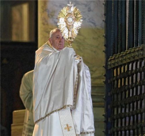Papst Franziskus spendet im Petersdom in Rom den Sondersegen „Urbi et Orbi“.Foto dpa