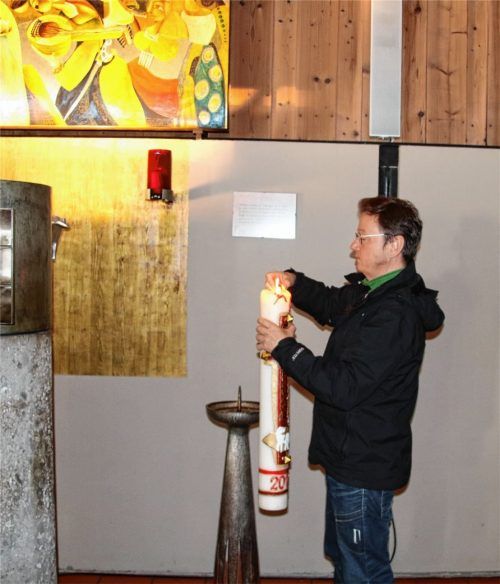 Pfarrer Maurus Scheurenbrand zündet die Kerzen in Wiederkunft Christi an – die Kirchentüren stehen weit offen: „So wissen die Menschen, dass wir da sind“, sagt der Pfarrer. Foto Riediger