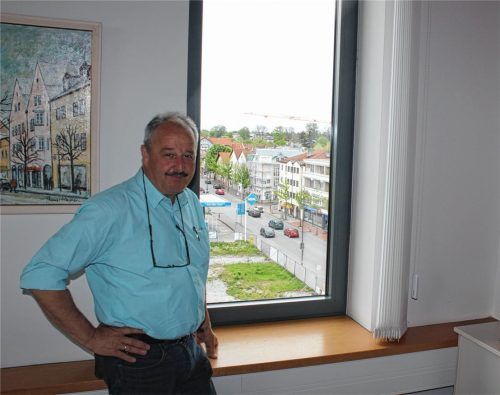 Rathauschef Peter Kloo in seinem Büro im Rathaus – das Foto entstand 2019, damals lag die Fläche, auf der heute das Wohn- und Geschäftshaus entsteht, noch brach.Foto Weinzierl