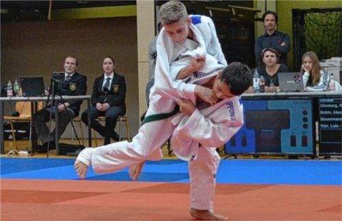 Ronald Olenberg beim Wurf: Der Bad Aiblinger holte sich Bronze bei der süddeutschen Meisterschaft der U15.