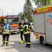 Hecke an Aiblinger Straße brennt