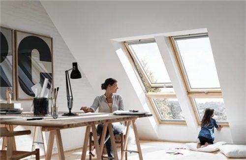 Schöne Aussichten: Durch große Dachfenster fällt extra viel Licht ins Homeoffice. Foto Velux/BHW Bausparkasse