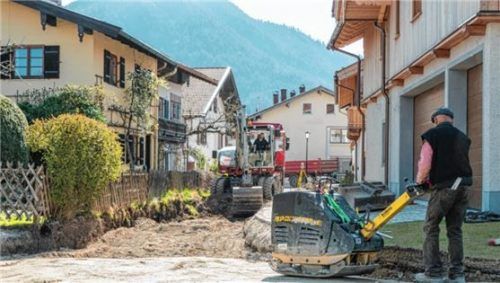 Schweres Gerät in der Webergasse in Aktion. Bald sollen die Arbeiten hier abgeschlossen sein.Foto Flug