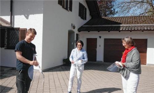 Sechs Prototypen übergab (von links) Daniel Fritz - mit gebührendem Sicherheitsabstand - an Anja Rütting und Beate Bolz von der Ökumenischen Sozialstation Prien.