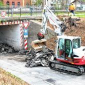 Bauarbeiter entfernen Asphalt