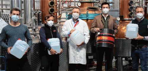 Sie machen Desinfektionsmittel aus Starkbier in der Edelobstbrennerei Stettner (von links): Destillateur Florian Riedl, Brennmeister Robin Schanz, Apotheker Dominik Simon, Lorenz Stiglauer, Geschäftsführer von der Privatbrauerei Flötzinger, sowie Franz Stettner junior von der Edelobstbrennerei.Foto  re