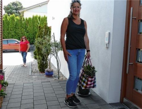 Sie würden gerne noch mehr Leuten in Kraiburg helfen: Eni Perger (vorne) und Monika Oberbacher, die die Aktion in der Marktgemeinde organisiert.