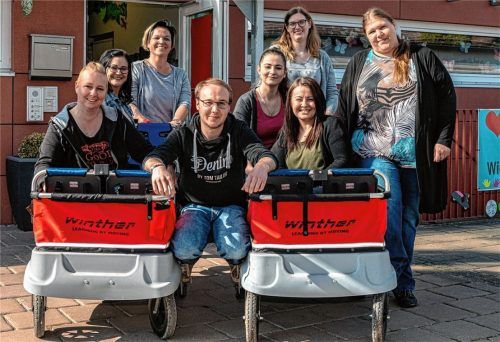 Sieht in der Corona-Krise auch Chancen: das Kindergarten-Team von Wiederkunft Christi (hinten stehend) mit Leiterin Mona Kahl (links) und Stellvertreterin Isabell Gross; vorne von links: Barbara Leppert, Corinna Bufler, Klaus Dengel, Maria Arnold, Maria Ruf und Cindy Kock. Abgebildet ist ein Teil des Teams.Fotos  Thomae