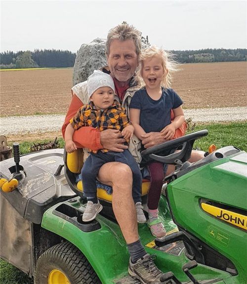 So gerne Jakob Bichlmaier Bürgermeister von Taufkirchen war, so sehr freut er sich jetzt auch auf mehr Zeit mit der Familie. Und die Enkel Miriam und Lorenz freuen sich auf den Opa.Foto  privat