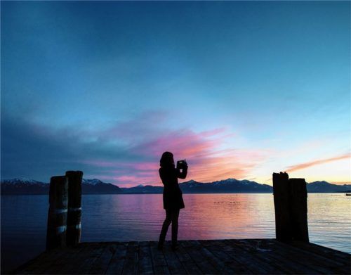 Sonnenuntergang am Chiemsee: Auch in Zeiten der Corona-Krise ist das Ufer des Bayerischen Meeres – derzeit vor allem von Spaziergängern – stark frequentiert. Foto dpa