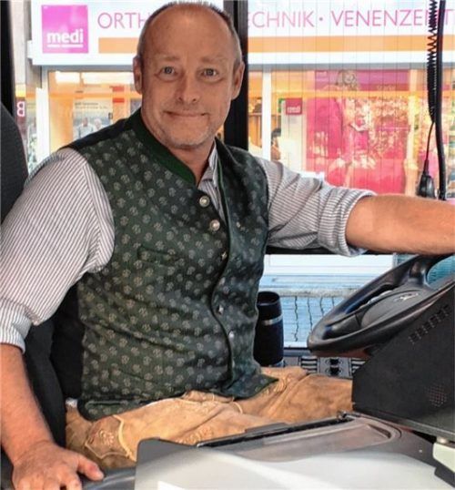 Sorgt normalerweise am PC dafür, dass trotz Krise alles läuft, sitzt aber auch selbst am Steuer, wenn es sein muss: Ingmar Töppel, Geschäftsführer der Stadtverkehr Rosenheim GmbH (SVR) hat zahlreiche Maßnahmen umgesetzt, um Fahrgäste und Fahrer zu schützen. Foto aez