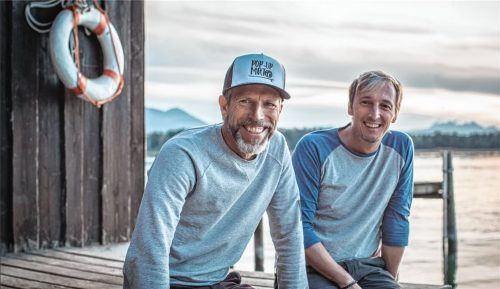 Surfen und Bayern – hört sich schräg an, vereint sich aber in den beiden Chiemgauern Andy Lammerer (links) und Andreas Kranz. Sie sind seit Jahren leidenschaftliche Wellenreiter und haben nun ein spezielles Trainingsgerät für Surfer entwickelt: die „Popupmatic“. Fotos Privat