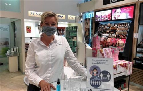 Susanne Hubert hat in der Parfümerie Wiedemann spezielle Auflagen zum Ausprobieren von dekorativer Kosmetik.
