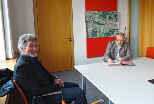 Unterschrift mit Abstand: Bürgermeister Peter Kloo (rechts) im Beisein von SUR-Geschäftsführer Thomas Sarsky beim Unterzeichnen der Vereinbarung. Foto Stadtmarketing