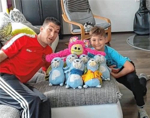 Vater-Sohn-Beschäftigung: Jonas Droste nimmt mit seinem Sohn Mika Trainingsfilme für „KiSS“ auf. Fotos re