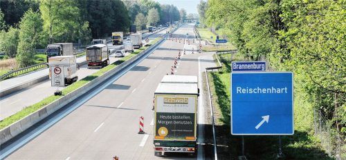 Verengte Fahrbahn: Die Inntalautobahn (A93) erhält auf einer Strecke von vier Kilometern einen neuen Fahrbahnbelag, der den Verkehrslärm dämmen soll. Dafür muss die Anschlussstelle Brannenburg gesperrt werden. Foto Reisner