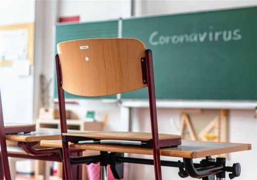 In den Ferien werden die Stühle hochgestellt. Danach wird sich herausstellen, wie der Unterricht in Corona-Zeiten weitergeht. Foto  dpa
