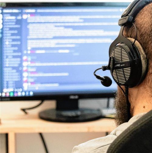 Virtuell unterwegs: Auf der Internetplattform „Discord“ können Jugendliche miteinander kommunizieren und sich mit den pädagogischen Mitarbeitern austauschen. Foto re