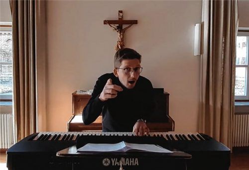 Voller Einsatz: Der Screenshot ist aus einem der Youtube-Videos entstanden, die Johannes Eppelein einmal in der Woche hochlädt. Es zeigt ihn bei einer Online-Probe. Mit der einen Hand spielt er am Keyboard, mit der anderen gibt er Anweisungen.Fotos  re