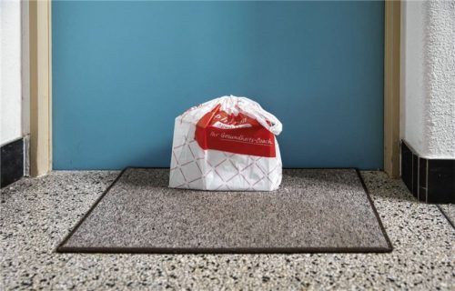 Vom Einkaufsservice bis zum Medikamenten-Lieferdienst reicht das Hilfsangebot vieler Organisationen im Landkreis Rosenheim angesichts der Corona-Krise. Foto dpa