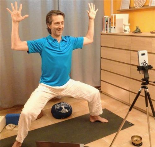 Von daheim aus bietet Helmut Wostatek seine Yoga-Kurse an. Die Teilnehmer sind über eine App zugeschaltet, sodass er deren Haltung auch korrigieren kann. Foto  Privat