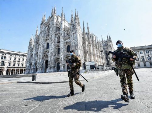 Vor dem Mailänder Dom patrouillieren Soldaten. Die Region um Mailand ist eine der am stärksten vom Coronavirus betroffenen in Italien. Foto picture alliance/Claudio Furlan/LaPresse/dpa