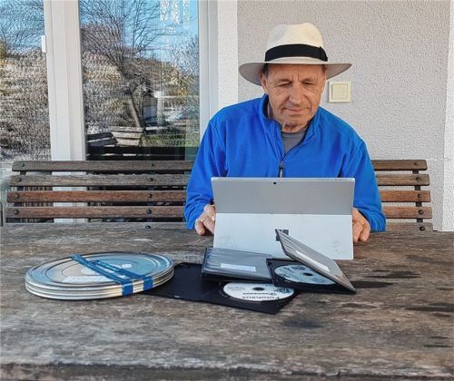 Vorsitzender Josef Sedlbauer reist digital in die Vergangenheit der Eisschützengemeinschaft Lohholz: In den Aufnahmen tauchen auch viele bekannte Kolbermoorer und Vertreter anderer Vereine auf. Foto sedlbauer