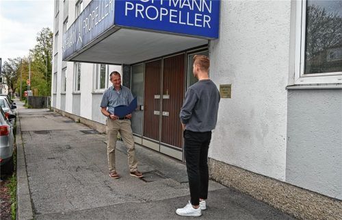 Vorstellungsgespräch einmal anders: Der Geschäftsführer der Firma „Propeller Hoffmann“, Guido Wolf, im Gespräch mit Bewerber Frank Schneider.Foto re
