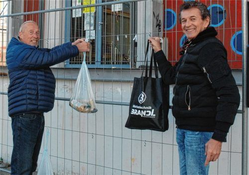 Waldkraiburger für Waldkraiburger: Mit einem Spendenzaun will Alexander Will (links) bedürftigen Menschen in der Stadt während der Corona-Krise helfen. Unterstützung hat er dabei von Hermann Brandl bekommen. Foto  Lohmann