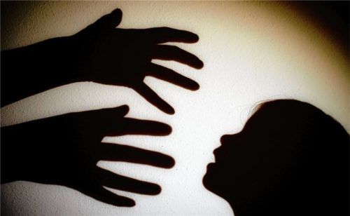 Weil er sich mehrfach an seiner achtjährigen Tochter und der zweijährigen Stieftochter vergriffen hatte, muss ein Mann (59) aus dem südlichen Landkreis Traunstein für sieben Jahre in Haft. Foto dpa