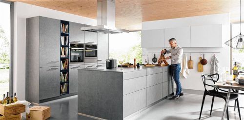 Wo Männer kochen, muss alles Wichtige griffbereit sein. Die Kücheninsel in Betonoptik passt zum beinahe steril wirkenden Ambiente ohne viel Dekoration.Foto AMK