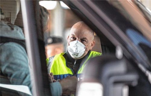 Wohin des Wegs? Wie auf diesem Symbolbild ein Bundespolizist, kontrolliert die Polizei die Einhaltung der Ausgangsbeschränkung. Nicht immer tragen die Einsatzkräfte dabei eine Schutzmaske, wie ein Ehepaar aus Rosenheim bei einer Kontrolle erlebt hat. Foto DPA