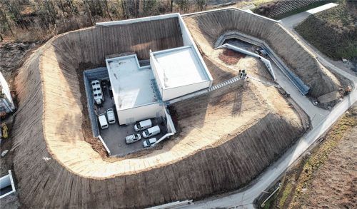 12000 Kubikmeter Erde wurden bewegt, 6000 Kubikmeter Beton und 240 Tonnen Stahl verarbeitet – für die neue Mischanlage für Feststofftreibstoffe der Firma Bayern-Chemie in Aschau-Werk (hier ein Bild von der Baustelle). Jetzt wurde das Sieben-Millionen-Euro-Projekt in Betrieb genommen. Fotos  Bayern-Chemie