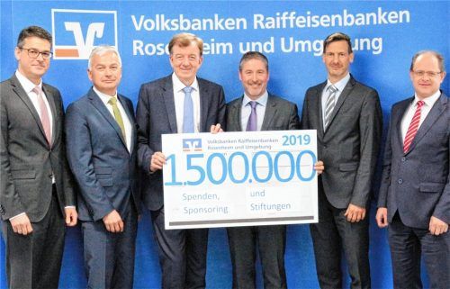 1,5 Millionen Euro haben die Volks- und Raiffeisenbanken Rosenheim und Umgebung im vergangenen Jahr für soziale Zwecke gespendet. Die Vertreter des Kreisverbands beim Fototermin vor Corona: Christian Weber, Anton Wendlinger, Hubert Kamml, Christian Trattner, Florian Kreuz und Werner Strasser (von links).Foto re