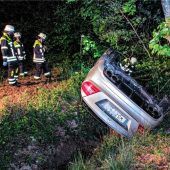 Auto fliegtaus der Kurve