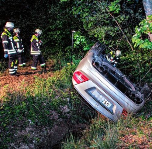 20000 Euro Schaden entstand, als ein 22-Jähriger am Samerberg aus der Kurve flog.Foto  Reisner