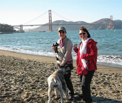 2013 besuchte Deborah Waldhör (rechts) ihre Schwester Bea Heiloway in Kalifornien. Sie fuhren auch nach San Francisco und ließen sich gemeinsam vor der Golden Gate Bridge fotografieren.