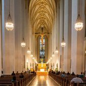 Gottesdienst mit Flatterband und Mundschutz
