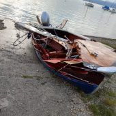 Mit Motorboot Segelboot gerammt