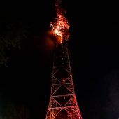 Funkmast in Flammen