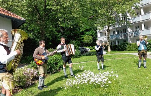 Spielten für die Heimbewohner: (von links) Markus Hartmann, Christian Jüttner, Thomas Freundorfer, Klaus Kammerloher und Michael Resch. Foto re